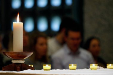 Ziyaret Manastırı. Katolik ayini. Ana mihrapta mum var. Marclaz. Fransa. 