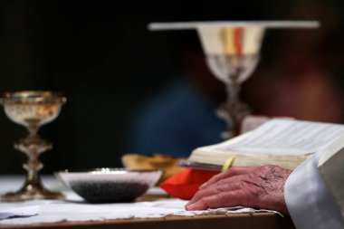 Ziyaret Manastırı. Katolik ayini. Ayin kutlaması. Marclaz. Fransa. 