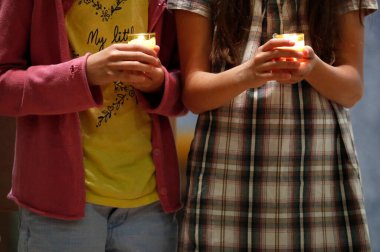 Ziyaret Manastırı. Katolik ayini. Mumlu çocuk. Marclaz. Fransa. 