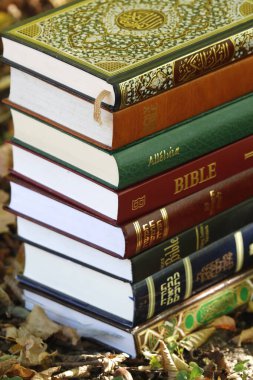 Üç tek tanrılı din. Hıristiyanlık, İslam ve Yahudilik. Thorah, Kuran ve İncil. Dinlerarası semboller. 