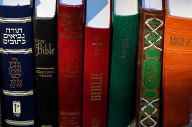 Üç tek tanrılı din. Hıristiyanlık, İslam ve Yahudilik. Thorah, Kuran ve İncil. Dinlerarası semboller. 