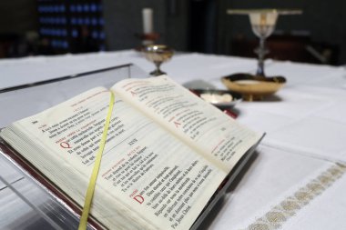 Katolik ayini. Mihrapta Romalı missel 'i aç. Fransa. 