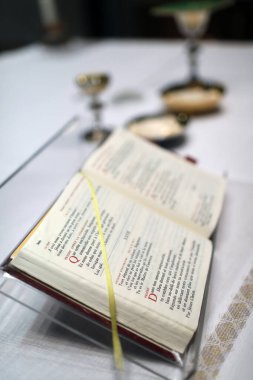 Katolik ayini. Mihrapta Romalı missel 'i aç. Fransa. 