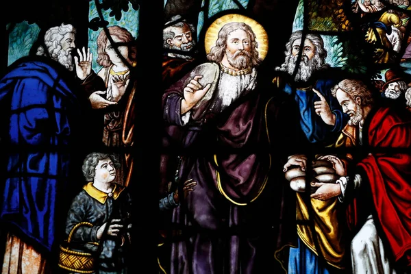 圣埃蒂安 杜蒙特教堂缝隙玻璃窗 以马士的门徒与基督同行 — 图库照片