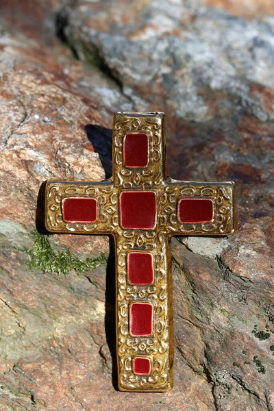 克里斯琴十字架在岩石上宗教标志 — 图库照片