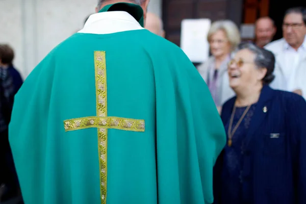 Het Visitatieklooster Katholieke Bisschop Groet Parochianen Mis Met Marclaz Frankrijk — Stockfoto