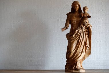   Ziyaret Manastırı. Bakire Meryem ve bebek İsa heykeli. Marclaz. Fransa. 
