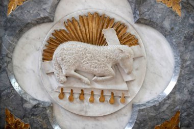 Notre Dame de Bellecombe Kilisesi. Tanrı 'nın lambası, Agnus Dei. Notre Dame de Bellecombe 'da. Fransa.