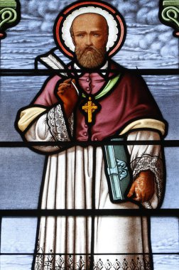 Notre Dame de Bellecombe Kilisesi. Lekeli cam pencere. Aziz Francis de Sales. Notre Dame de Bellecombe 'da. Fransa.