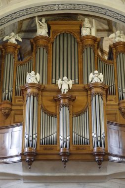 Saint-Jacques Kilisesi. Boru orgu ve melek heykelleri. Sallanch 'lar. Fransa.