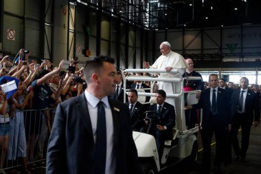 Papa Francis 21 Haziran 2018 tarihinde Cenevre 'deki Palexpo Hall' daki Dünya Kiliseler Konseyi 'nde (WCC) yapılan ekümenik bir toplantıda insanları karşılar. İsviçre. 