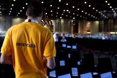 Papa Francis 'in Cenevre' ye kutsal yolculuğu. Palexpo salonunda Katolik ayini. Gönüllü. İsviçre. 