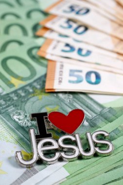 Katolik finans ve ekonomi kavramı İsa 'nın lobutlarını seviyorum. Avro para birimi banknotları.