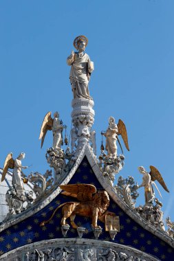 San Marco Bazilikası. Venedik ve Aziz 'in sembolü olan Kanatlı Aslan' ın üstündeki meleklerle Aziz Mark. Venedik. İtalya. 