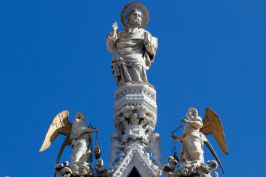 San Marco Bazilikası. Venedik 'in koruyucusu Aziz Mark' ın heykeli, etrafı meleklerle çevrili. Venedik. İtalya. 