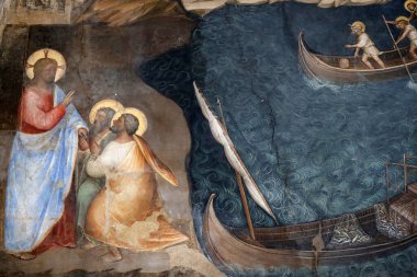 Padua Vaftizhanesi. Giusto de Menabuoi 'nin 14. yüzyıldan kalma tavan freskleri. İkinci mucizevi balık avı 153 büyük balık. Padua. İtalya. 