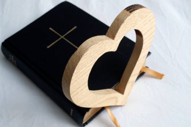 İncil 'e kazınmış tahta kalp..