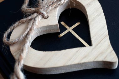 Tahta bir kalp ve Kutsal İncil.. 