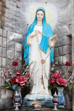 Kutsal Bakire heykeli ve tespih. Chau Doc Kilisesi. Vietnam. 