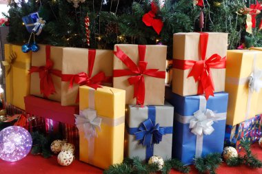 Hediyelerle süslenmiş Noel ağacı.