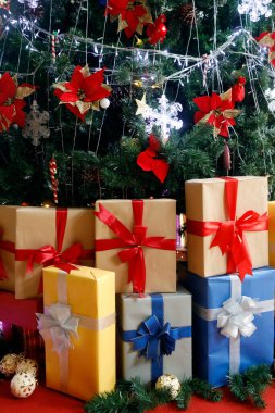 Hediyelerle süslenmiş Noel ağacı.