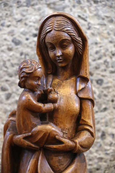 Ziyaret Manastırı. Bakire Meryem ve bebek İsa heykeli. Marclaz. Fransa. 