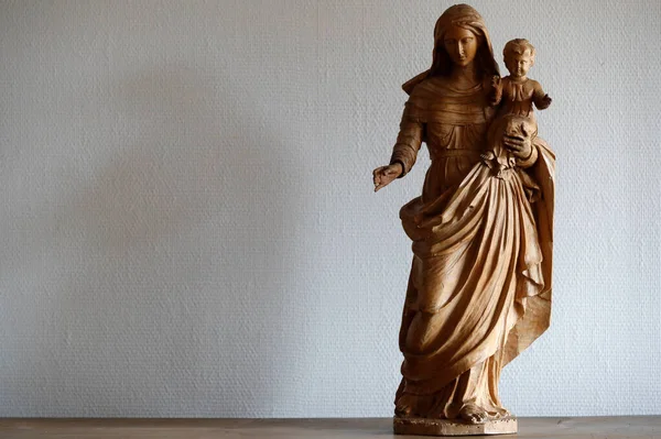   Ziyaret Manastırı. Bakire Meryem ve bebek İsa heykeli. Marclaz. Fransa. 