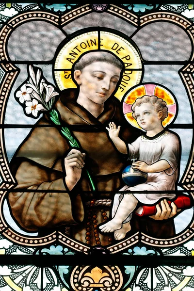 Padua 'lı Aziz Anthony ve Bebek İsa. Lekeli cam pencere. Combloux. Fransa. 