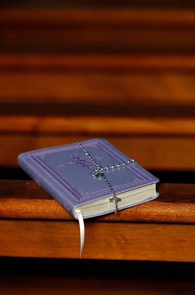 Biblia Aberta Rosário Uma Igreja Igreja Católica — Fotografia de Stock