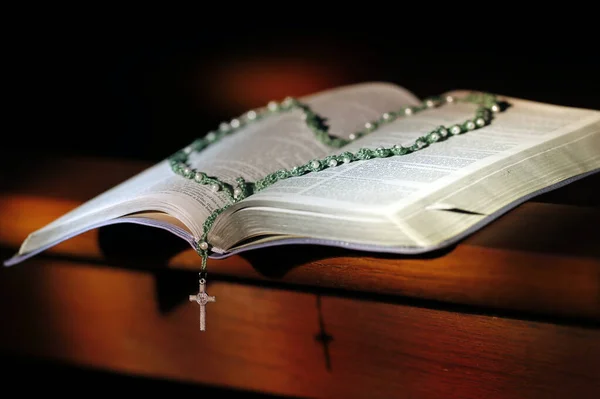 Open Bible Rosary Church Catholic Church — Stock fotografie