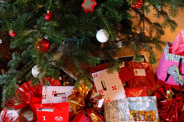 Vánoční Stromek Dekoracemi Dárky Uvnitř Domova Francie — Stock fotografie