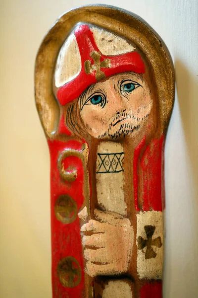 Aziz Nicolas heykeli. Saint-Nicolas de Veroce kilisesi. Fransa.