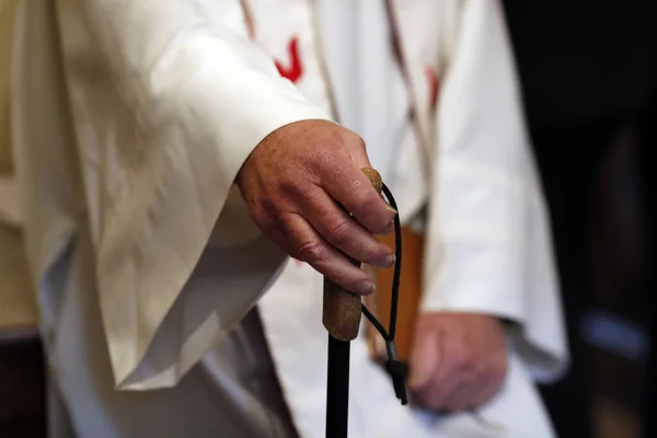 Viejo Sacerdote Misa Católica Iglesia San Nicolás Veroce Francia — Foto de Stock