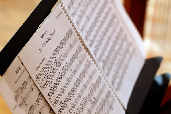 Kutsal müzik. Sayfa müziği. Saint-Nicolas de Veroce kilisesi. Fransa.