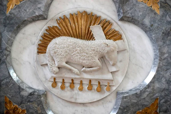 Notre Dame de Bellecombe Kilisesi. Tanrı 'nın lambası, Agnus Dei. Notre Dame de Bellecombe 'da. Fransa.