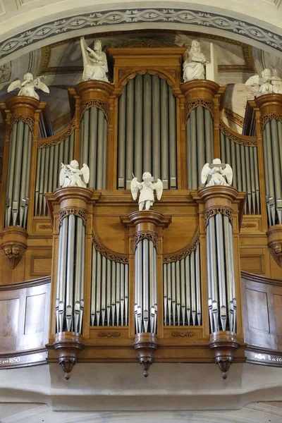 Saint-Jacques Kilisesi. Boru orgu ve melek heykelleri. Sallanch 'lar. Fransa.