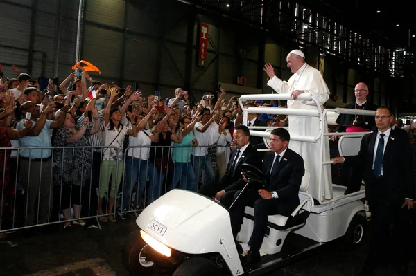 Papa Francis 21 Haziran 2018 tarihinde Cenevre 'deki Palexpo Hall' daki Dünya Kiliseler Konseyi 'nde (WCC) yapılan ekümenik bir toplantıda insanları karşılar. İsviçre. 
