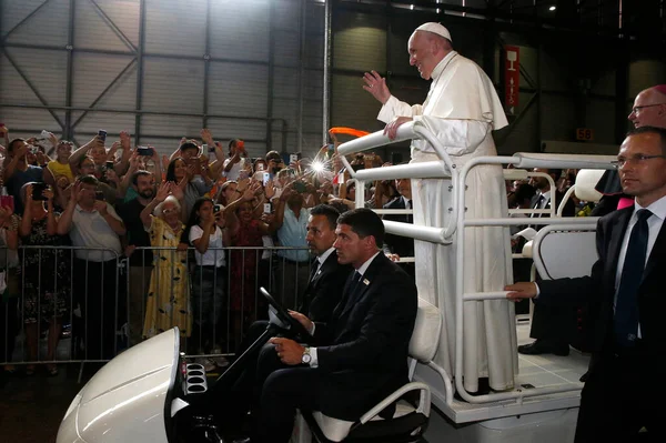 Papa Francis 21 Haziran 2018 tarihinde Cenevre 'deki Palexpo Hall' daki Dünya Kiliseler Konseyi 'nde (WCC) yapılan ekümenik bir toplantıda insanları karşılar. İsviçre. 