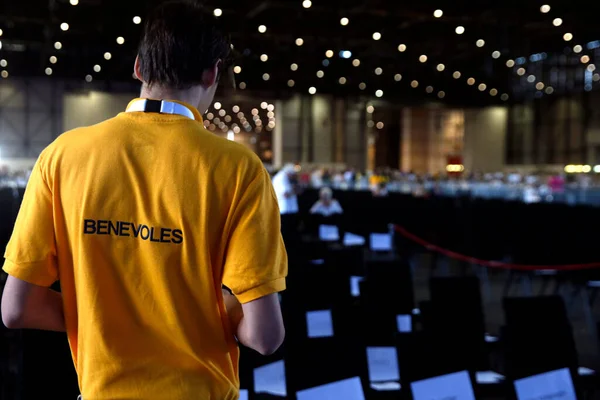 Papa Francis 'in Cenevre' ye kutsal yolculuğu. Palexpo salonunda Katolik ayini. Gönüllü. İsviçre. 