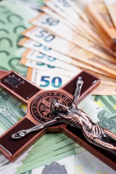 Haçlı Katolik finans ve ekonomi konsepti. Avro para birimi banknotları.