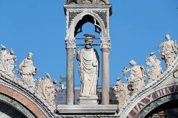 San Marco Bazilikası Heykeller Süslü Çatı Detayları Venedik Talya — Stok fotoğraf