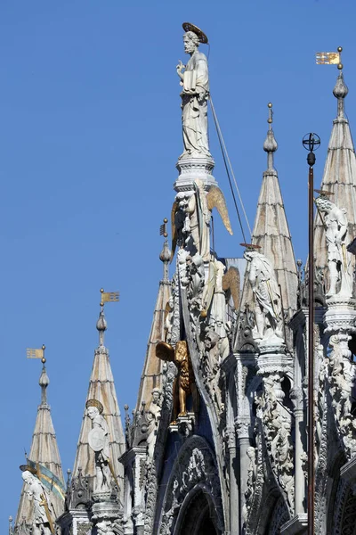 San Marco Basilika Detail Der Statuen Und Verzierten Dach Venedig — Stockfoto