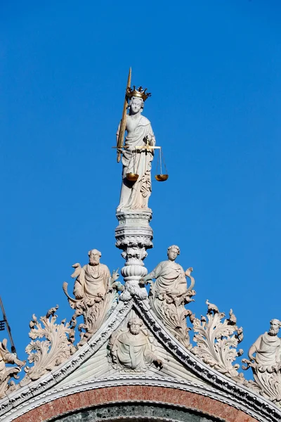 Basilica San Marco Statue Justice Her Traditional Symbols Sword Scales — Stockfoto