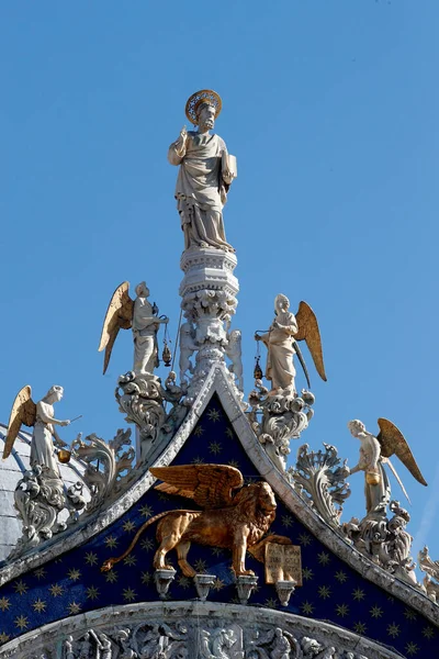 San Marco Bazilikası. Venedik ve Aziz 'in sembolü olan Kanatlı Aslan' ın üstündeki meleklerle Aziz Mark. Venedik. İtalya. 