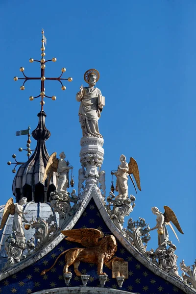 San Marco Bazilikası. Venedik ve Aziz 'in sembolü olan Kanatlı Aslan' ın üstündeki meleklerle Aziz Mark. Venedik. İtalya. 