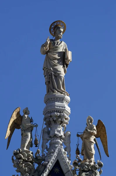 San Marco Bazilikası. Venedik 'in koruyucusu Aziz Mark' ın heykeli, etrafı meleklerle çevrili. Venedik. İtalya. 