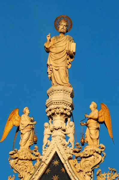 San Marco Bazilikası. Venedik 'in koruyucusu Aziz Mark' ın heykeli, etrafı meleklerle çevrili. Venedik. İtalya. 
