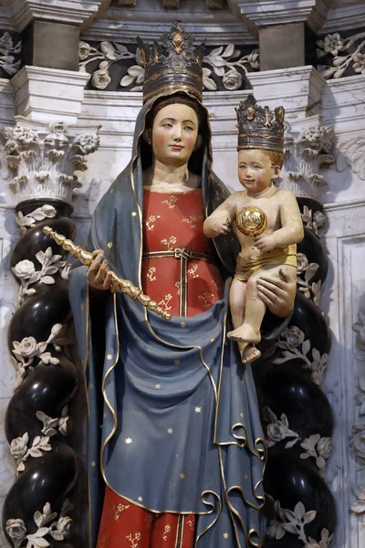 Santa Maria dei Servi Kilisesi. Rinaldino di Francia 'nın Altar Dell' Addorata çalışması. Bakire ve çocuk. Padua. İtalya. 