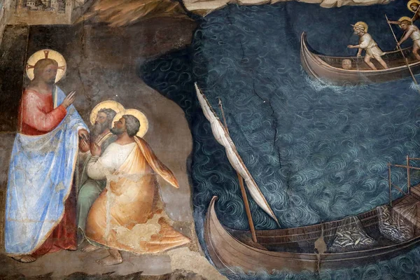 Padua Vaftizhanesi. Giusto de Menabuoi 'nin 14. yüzyıldan kalma tavan freskleri. İkinci mucizevi balık avı 153 büyük balık. Padua. İtalya. 