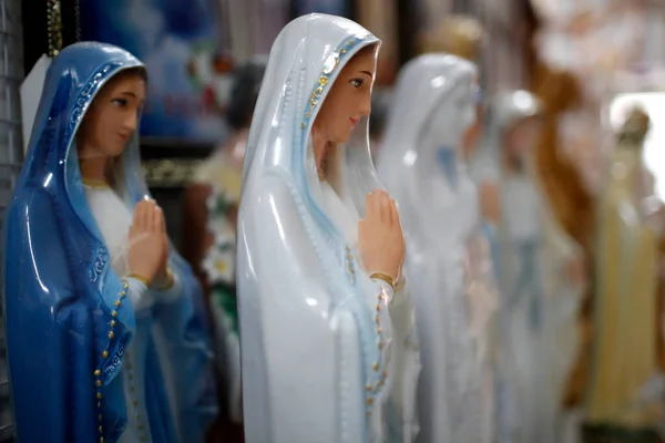 Geschäft Das Religiöse Christliche Artikel Verkauft Statuen Der Heiligen Jungfrau — Stockfoto